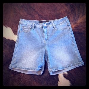 High rise, mid thigh shorts